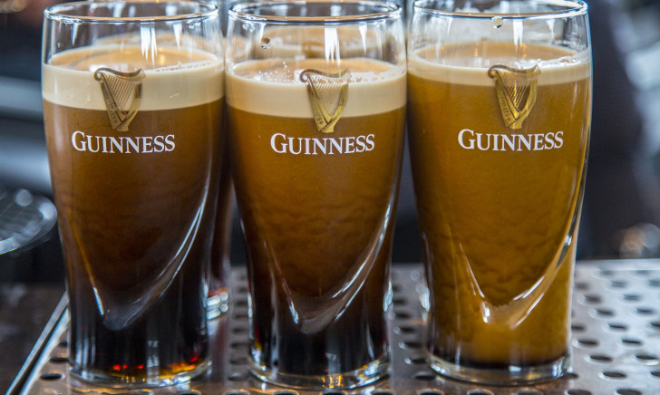 Hoe schenk je Guinness op een goede manier in je glas?